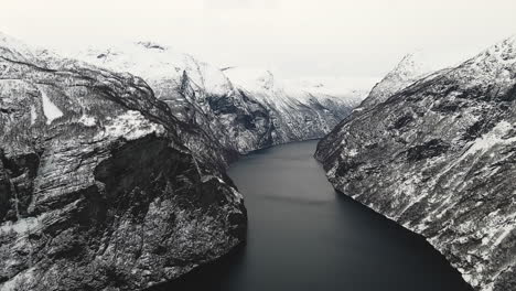 Felsige-Und-Schneebedeckte-Berge-Im-Geirangerfjord-Norwegen---Luftaufnahme