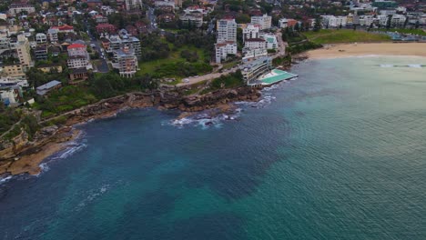 Top-View-Of-Squid-Bay-And-Iceberg-Pool-At-The-Oceanside-Of-South-Bondi-Beach-In-New-South-Wales,-Australia
