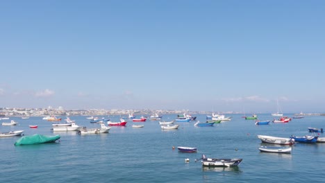 Puerto-Deportivo-De-Cascais-Con-Muchos-Amarres-De-Barcos,-Portugal