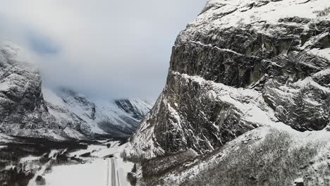 Empinadas-Montañas-Rocosas-De-Trollveggen-Durante-El-Invierno-En-Noruega