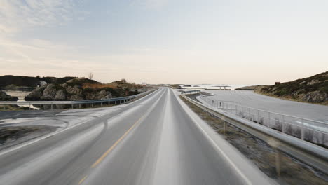 Sicht-Eines-Fahrers,-Der-Auf-Einer-Küstenstraße-Am-Atlantik-In-Der-Nähe-Von-More-Og-Romsdal,-Norwegen-Fährt