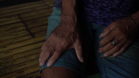 Schnittbild-Eines-Alten-Mannes-Mit-Langen-Und-Unbeschnittenen-Nägeln---ältere-Menschen-Mit-Geisteskrankheit---Hochwinkelaufnahme