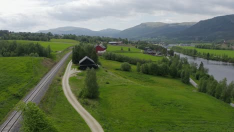 Vista-Aérea-De-Casas-Tradicionales-Noruegas-En-La-Ciudad-De-Tynset-En-Noruega