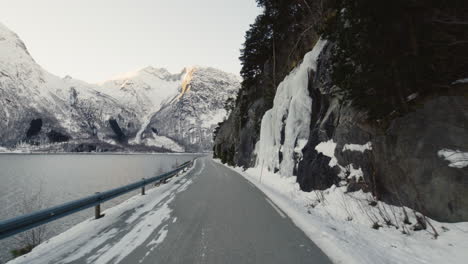Malerischer-Blick-Auf-Die-Schneebedeckten-Berge-Im-Eresfjord-Norwegen---Bewegter-Schuss