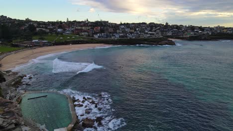 Bronte-Beach-And-The-Building-Structures-At-The-Coastline-In-New-South-Wales,-Australia