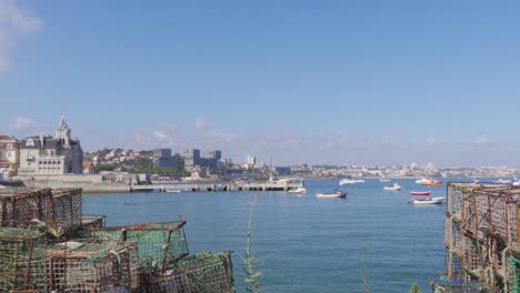 Traditionelle-Fischkäfige-Und-Boote,-Die-Am-Jachthafen-Von-Cascais,-Portugal,-Festmachen