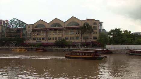 Kleine-Boote-Auf-Dem-Singapore-River