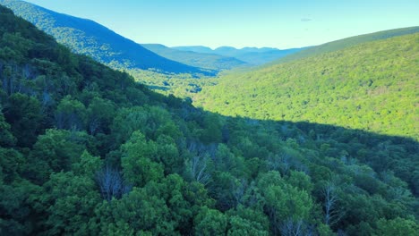 Drohnenvideoaufnahmen-Aus-Der-Luft-Vom-Sommer-In-Den-Catskill-Mountains-Im-New-Yorker-Hudson-Valley