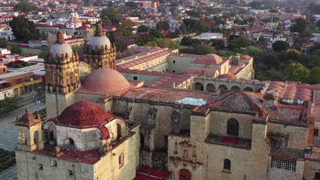 Oaxaca-Historische-Innenstadt,-Drohne-Luftaufnahme-Der-Santo-Domingo-De-Guzman-Kirche-Am-Sonnigen-Abend-Und-Nachbarschaftsgebäuden