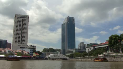Boat-tour-on-Singapore-River-in-a-sunny-day