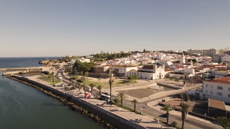 Luftrutsche-Mit-Blick-Auf-Die-Promenade-Von-Lagos-Entlang-Der-Discoveries-Avenue,-Algarve