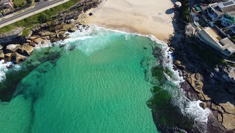 Top-View-Of-Tamarama-Beach-And-Rocky-Coastline-In-The-State-Of-New-South-Wales,-Australia