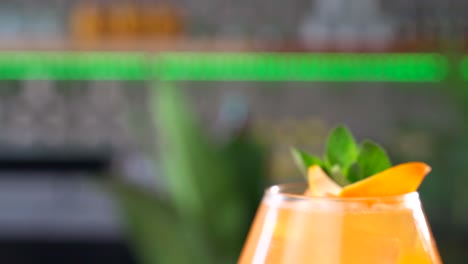 Makro-Nahaufnahme-Cocktail-Mixology-In-Tropischer-Bar-Mexikanische-Erdbeer-Himbeer-Mango-Orangen-Schieberegler-Erschossen