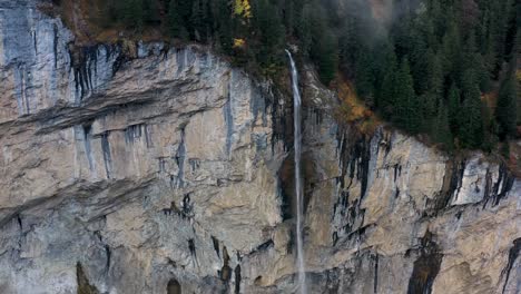 Wasserfall-über-Den-Herunterfallenden-Bergfelsen