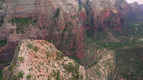 4K-Luftaufnahmen-Von-Engeln,-Die-Im-Zion-Nationalpark,-Utah,-USA-Landen
