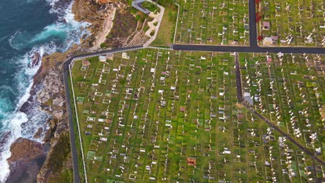 Coastal-Graveyard-Of-Waverly-Cemetery-And-The-Lookout-Point-At-Bronte,-New-South-Wales,-Australia