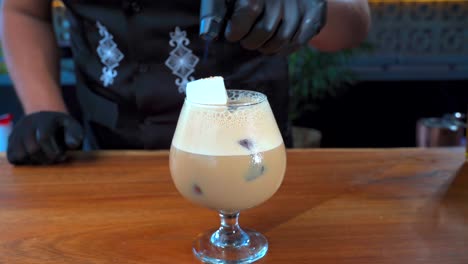 Marshmallow-Schokoladen--Und-Kaffee-Mixology-Cocktail,-Der-Mit-Fackel-Von-Barkeeper-Mexiko-Flammt