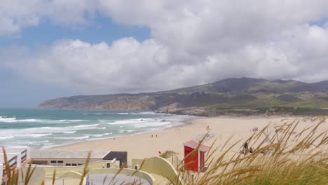 Ein-Windiger-Tag-Am-Guincho-Beach,-Portugal