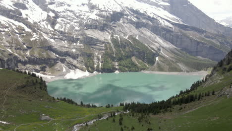 Subida-Rápida-Sobre-La-Ladera-De-La-Colina-Hacia-El-Lago-Alpino-Oeschinensee-En-El-Oberland-Bernés,-Suiza