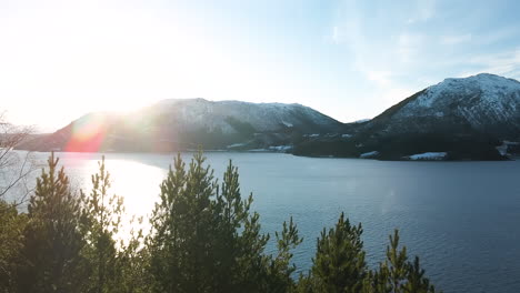 Silhouettierte-Waldbaumberge-Hintergrundbeleuchtetes-Sonnenlicht-In-Der-Nähe-Von-Molde,-Norwegen