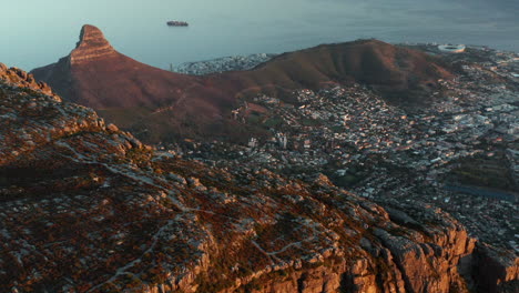 Schöner-Sonnenaufgang-über-Dem-Tafelberg-Mit-Im-Hintergrund-Löwenkopf-Und-Kapstadt-In-Südafrika