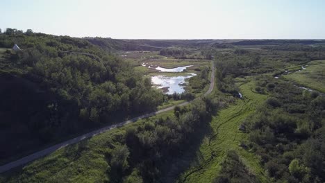 Tipi-Auf-Dem-Hügel-überblickt-Die-Antenne-Des-Sumpfgebiets-Des-Flusstals,-Siksika