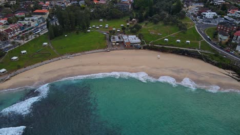 Eastern-Suburbs-And-Park-At-The-Seashore-Of-Bronte-Beach-In-New-South-Wales,-Australia