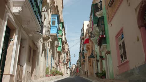 Street-with-old-buildings-in-Birgu,-Citta-Vittoriosa,-in-the-Three-Cities-of-Malta