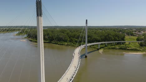 Puente-Peatonal-Bob-Kerrey-Que-Conecta-Omaha,-Nebraska-Y-Council-Bluffs,-Iowa
