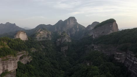 Antenne:-Bajiaozhai-Tal-In-Der-Bergigen-Landschaft-Chinas,-Sonnenunterganglandschaft