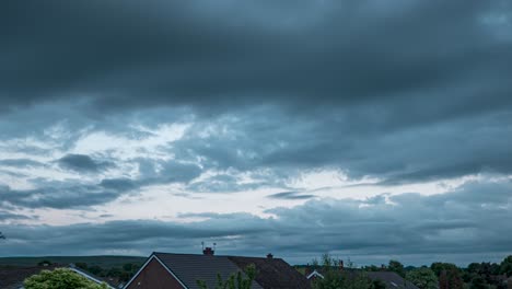 Sich-Schnell-Bewegende-Niedrige-Wolken-Im-Zeitraffer-In-Der-Abenddämmerung-über-Einigen-Vorstadthäusern-Und-Bäumen-Im-Nordwesten-Großbritanniens