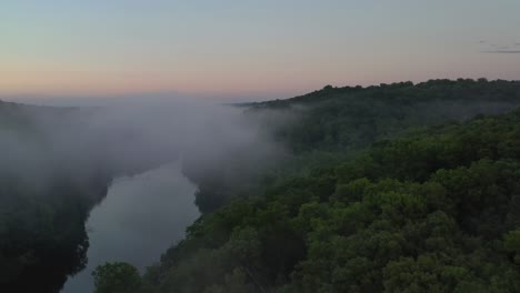 Waldlandschaft-Bedeckt-Von-Nebel-Aus-Flusswasser,-Luftbild