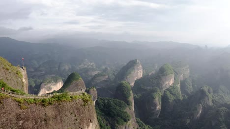 Luftaufnahme:-Erstaunliche-Bergwanderung-Im-Chinesischen-Karst-Bajiaozhai-Shan-Mountain,-4K-Ansicht