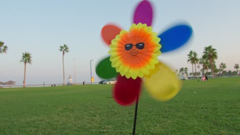 Nahaufnahme-Für-Regenbogenfarbenes-Windmühlenspielzeug-Für-Kinderspielzeug-Am-Strand