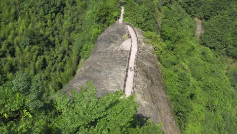 Person,-Die-Den-Berg-Wandert,-Steigt-Den-Felsigen-Chinesischen-Karstberg-Hinauf,-4k-Luftbild