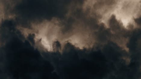 Tormenta-Con-Relámpagos-Y-Nubes-De-Tormenta-Dramáticas