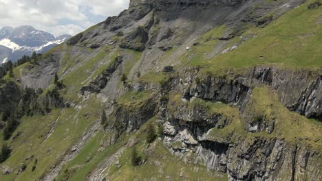 Steile-Und-Unberührte-Seite-Eines-Berges-In-Den-Schweizer-Alpen-Mit-Einem-Wunderbaren-Fluss,-Der-Flussabwärts-Stürzt