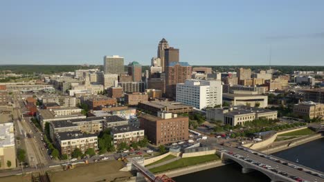 Drone-Flies-Away-from-Des-Moines-Skyline-to-Reveal-River-and-Bridges-below