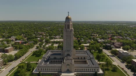 Drohne-Fliegt-Vom-Nebraska-State-Capitol-Building-Weg