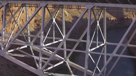 Estructura-De-Acero-Del-Puente-Navajo-A-Través-Del-Pintoresco-Paisaje-Del-Cañón-De-Mármol