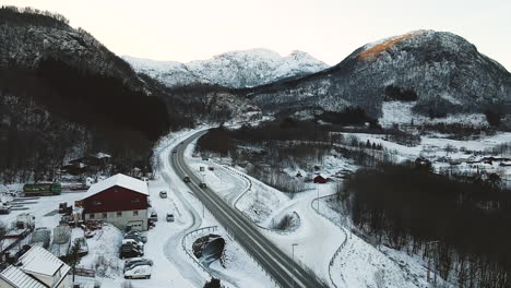 Fahren-Sie-Auf-Die-Autobahn-Und-Passieren-Sie-Das-Dorf-Malmefjorden-Mit-Blick-Auf-Die-Bergketten-In-Norwegen-Im-Winter