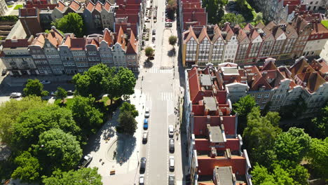 Cars-Park-On-The-Roadside-Of-The-Street-With-A-Chlebnicka-Gate-On-A-Sunny-Day-In-Gdansk,-Poland