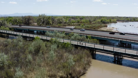 Puente-De-Carretera-Que-Cruza-El-Río-Grande-En-Nuevo-México---Antena