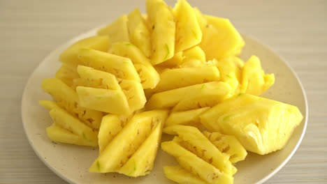 fresh-pineapple-sliced-on-plate