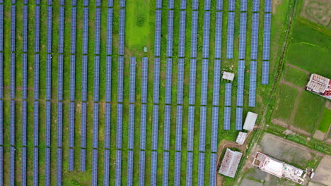 Sonnenkollektoren-Auf-Dem-Bauernhof-Produzieren-Saubere-Erneuerbare-Energie