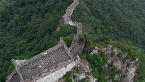 Blick-Auf-Den-Ländlichen-Abschnitt-Der-Chinesischen-Mauer-Mit-Touristen,-Die-Unten-Unten-Die-Treppe-Hinaufklettern