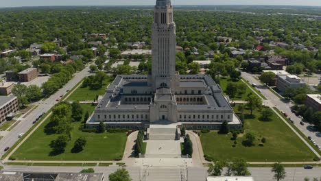 Pan-Up-Revela-El-Capitolio-Del-Estado-De-Nebraska-En-Un-Hermoso-Día-De-Verano