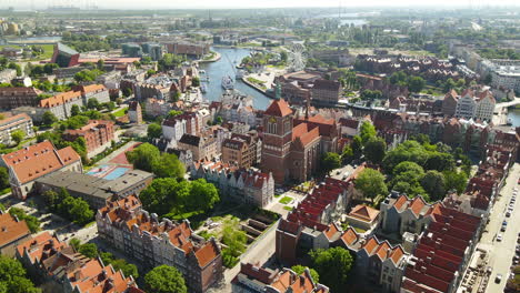 Aerial-panorama-of-Old-Town-in-Gdansk,-flying-over-Church-of-Sts
