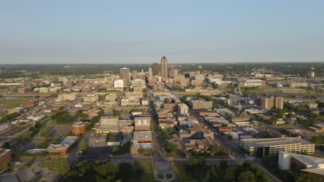 Establishing-Shot-of-Downtown-Des-Moines,-Iowa-on-Clear-Summer-Day