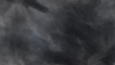 Relámpagos-Y-Tormentas-Con-Nubes-Grises-De-Tormenta-Oscura